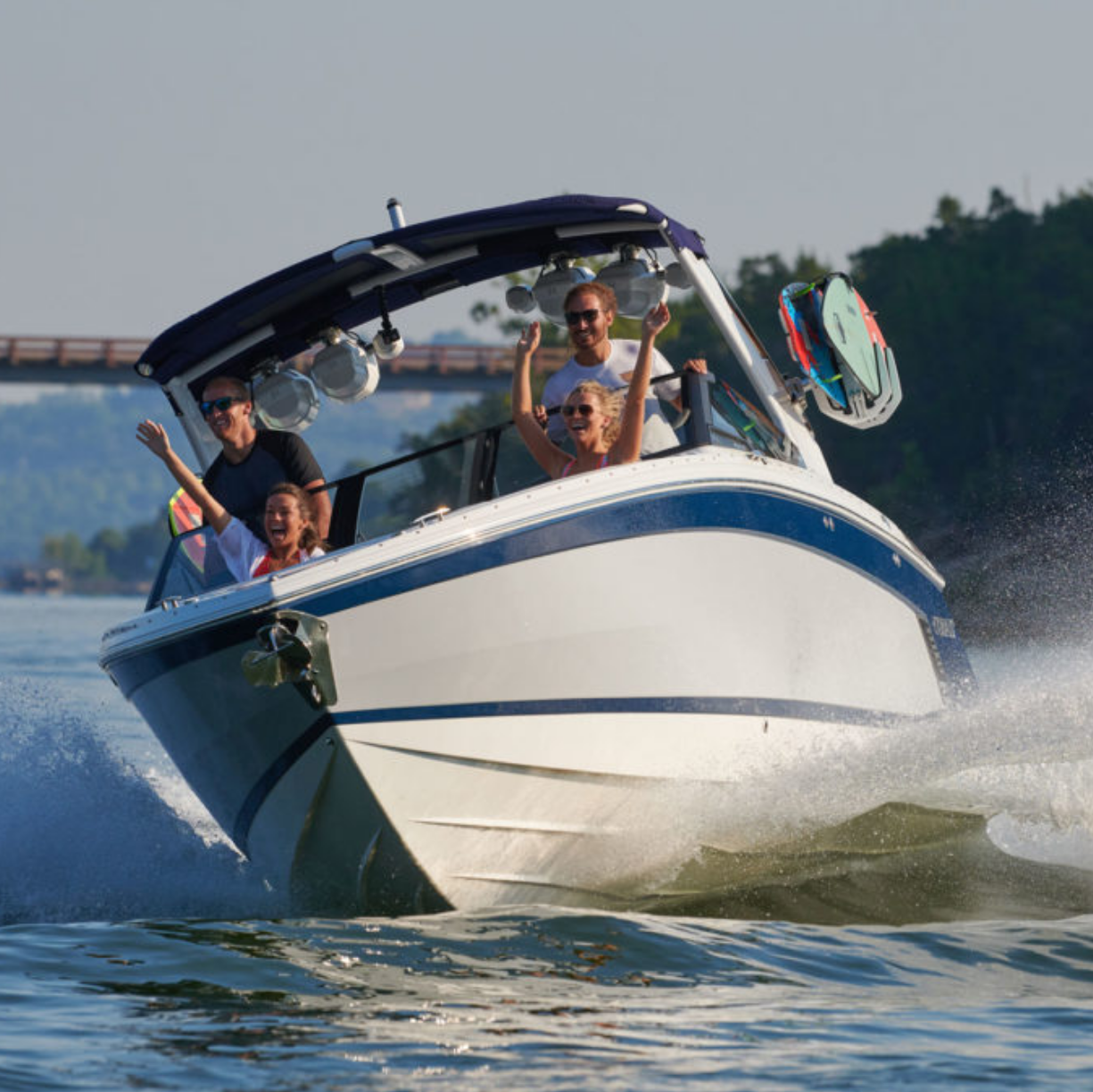 Cobalt Boats представляет две новые модели – R6 SURF и R8 SURF