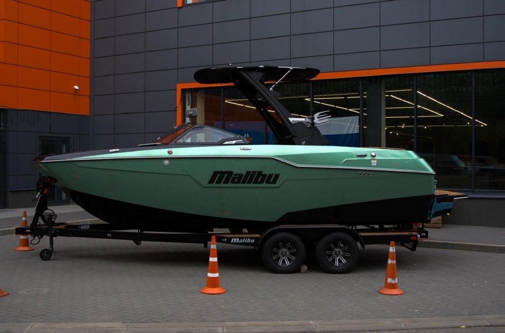 Malibu M220.jpg Malibu M220.jpg